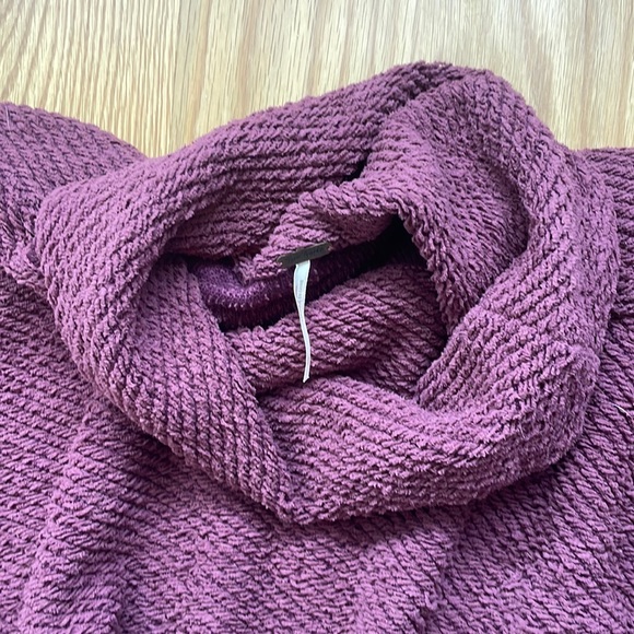 Free people turtle neck maroon sweater size L - Picture 3 of 4
